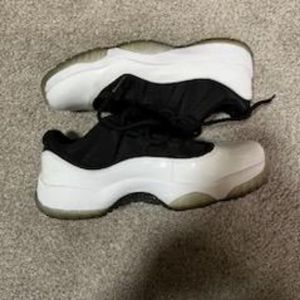 Jordan 11 low Tuxedo (gently used )